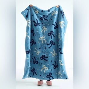 Anthropologie Blue and Cream Bow Pattern Throw fur blanket heavy new